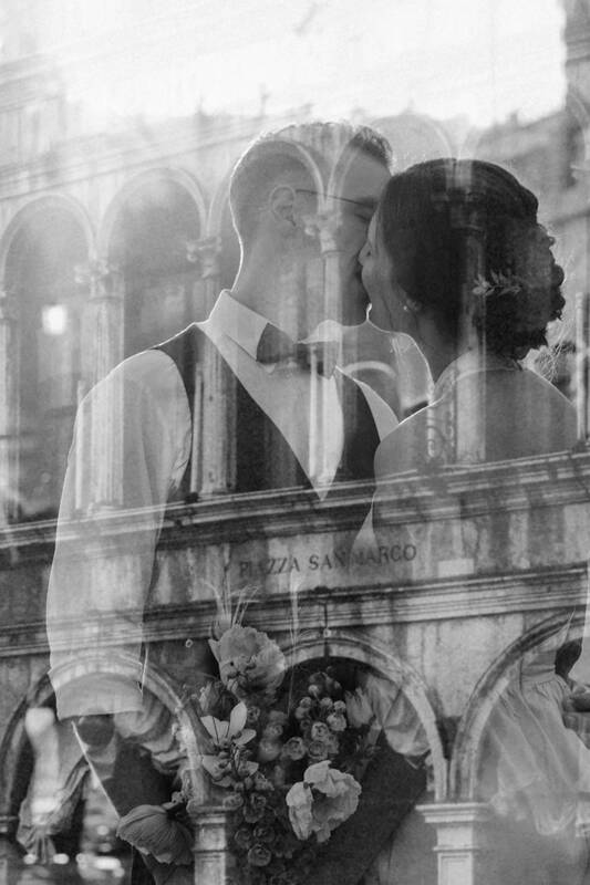 Doppelbelichtung eines Hochzeitspaares und eines Palazzos am Markusplatz. Schwarz-Weiß.