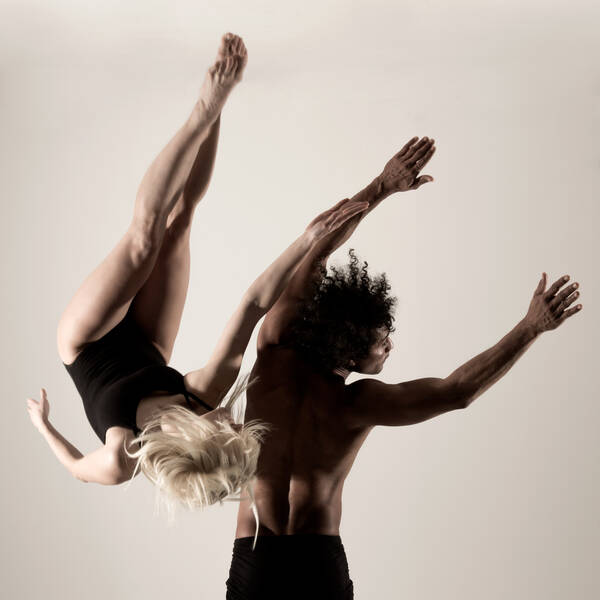 Eine Tänzerin und ein Tänzer in einer akrobatischen Übung.