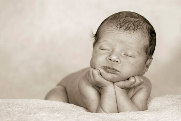 Ein neugeborenes Baby in der Froschpose. Schwarz-Weiß. Duotone