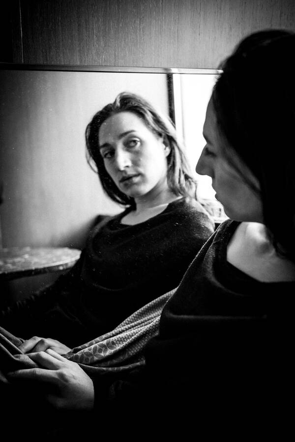 Portrait im Spiegel der Sängerin Lil Maxine. Schwarz-Weiß.