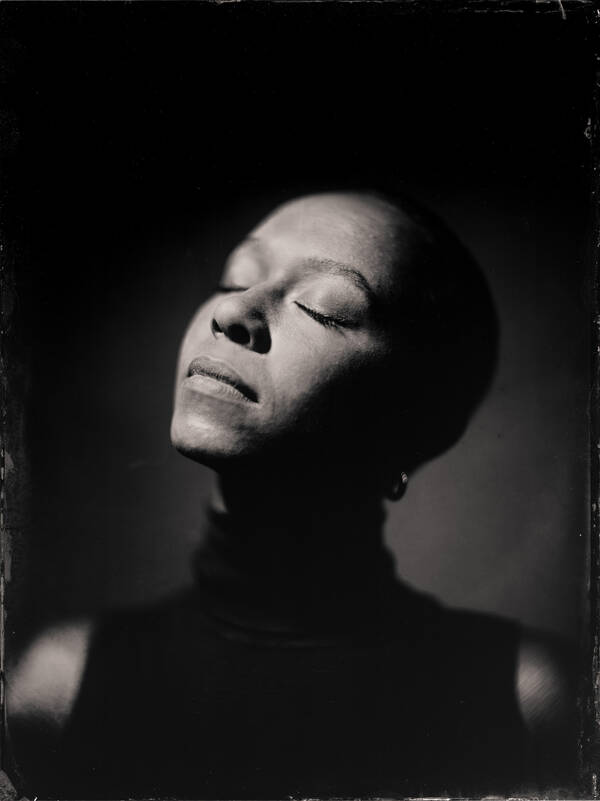 Nassplatten-Portrait einer jungen, dunkelhäutigen Frau ohne Haare. Schwarz-Weiß