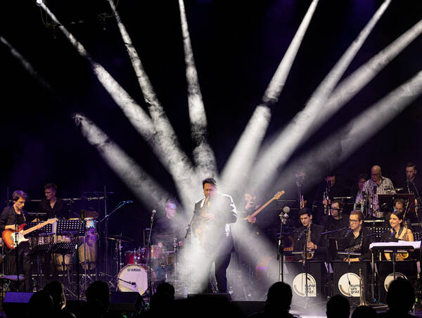 Die Kunstuniversität Graz KUG verleiht dem Musiker, Komponisten und Songwriter Philip David Charles COLLINS die Ehrendoktorwürde am 22.05.2019. Bild zeigt: v.l. Mitte George SHELBY (Sax) - Bläser-Sektion von Phil Collings 