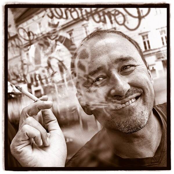 Portrait des Fotografen Harry Schiffer rauchend im Cafe Binder