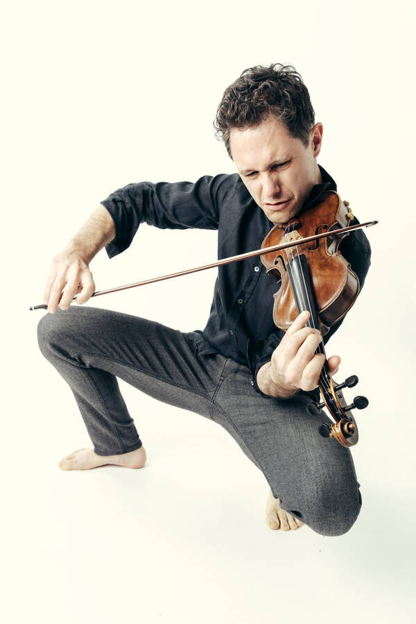 Portrait des Geigers Klemens Bittmann geigespielend.