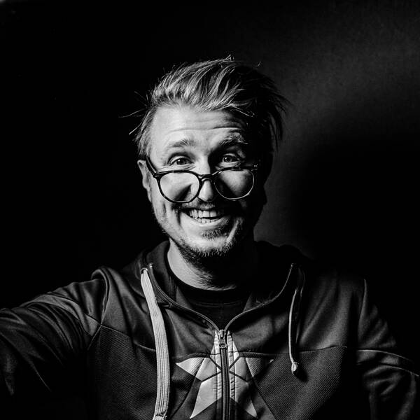 Ein Mann mit Brille Lacht ausgelassen. Schwarz-Weiß